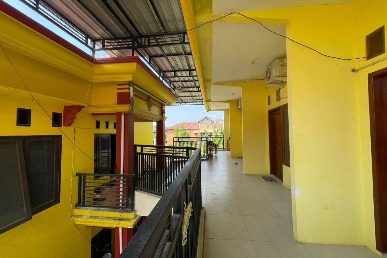 Oyo Life 93036 Eddy Homestay Syariah Lamongan ภายนอก รูปภาพ